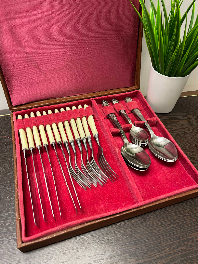 Набор столовых приборов в кофре. Вилки и ножи с карболитовыми ручками. Нерж сталь. Цена за 24пр. Картинка 1